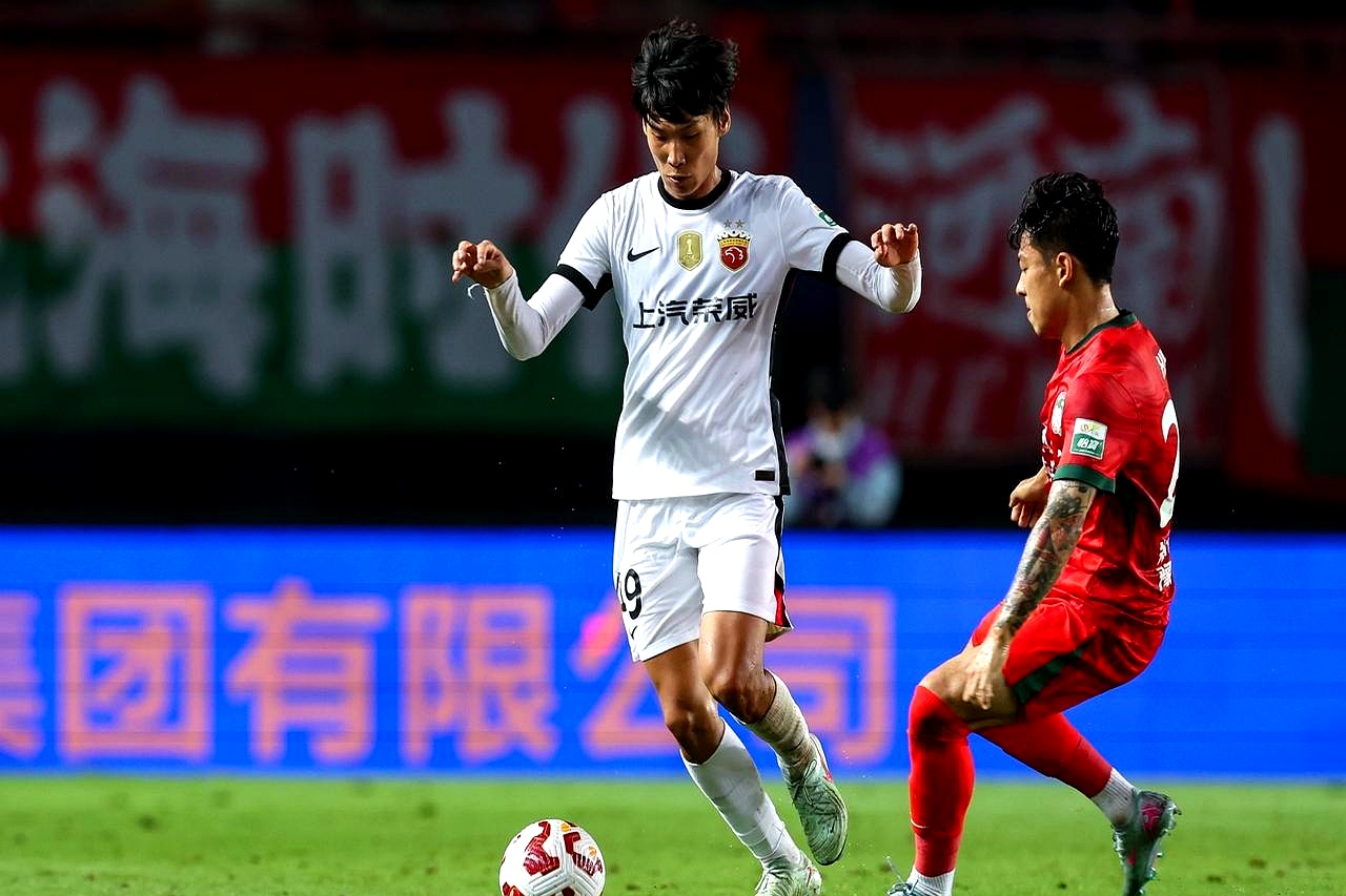 包含葡超转会期走向成谜，上海海港复出首秀，态度坚定，纪律约束更严格的词条